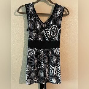 Cocama Floral Black and White Sleeveless Top With Tie Large with stretch